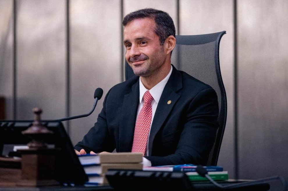 Bruno Toledo se despede da Assembleia sob homenagens após indicação ao TCE