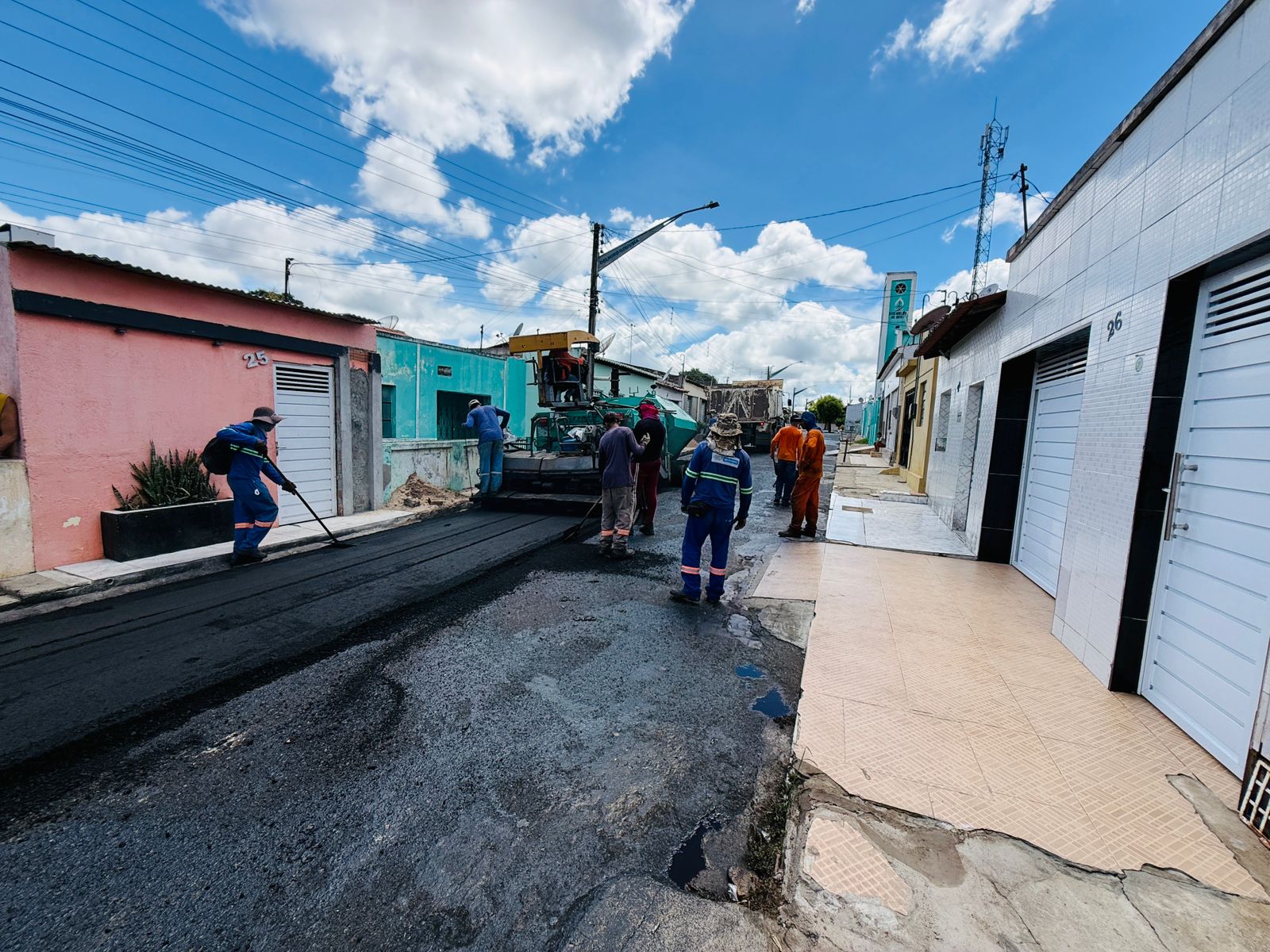 Prefeita Ziane Costa destaca início da pavimentação asfáltica no bairro Pedra Velha através do programa Pró-Estrada