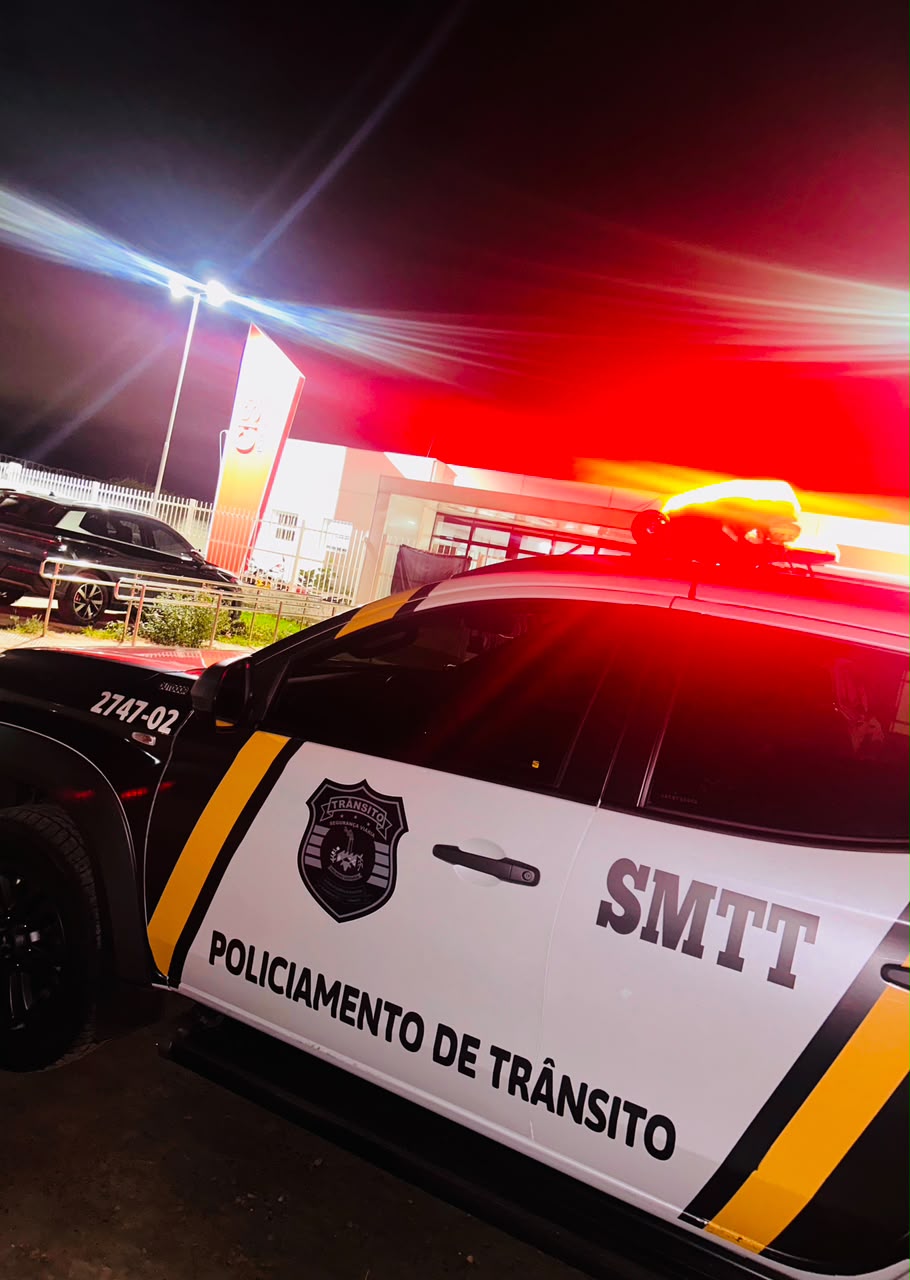 TESTE DO BAFÔMETRO APONTA CRIME DE TRÂNSITO E CONDUTOR É PRESO APÓS AÇÃO DA SMTT