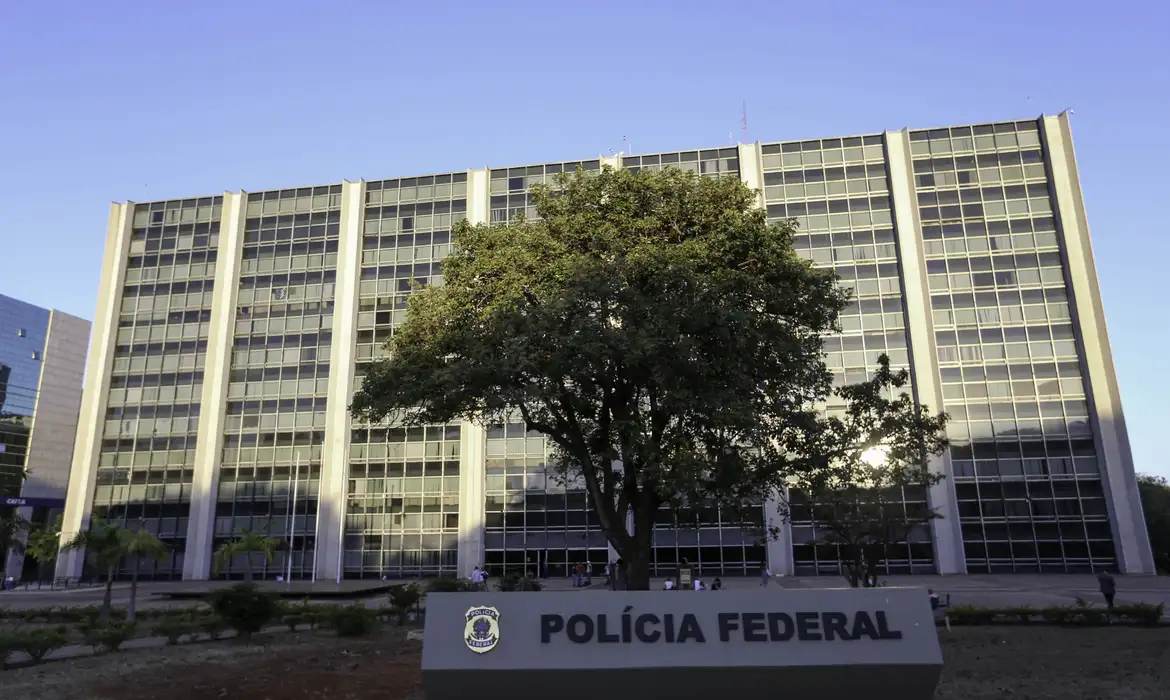 Polícia Federal faz operação para conter lavagem de dinheiro do PCC