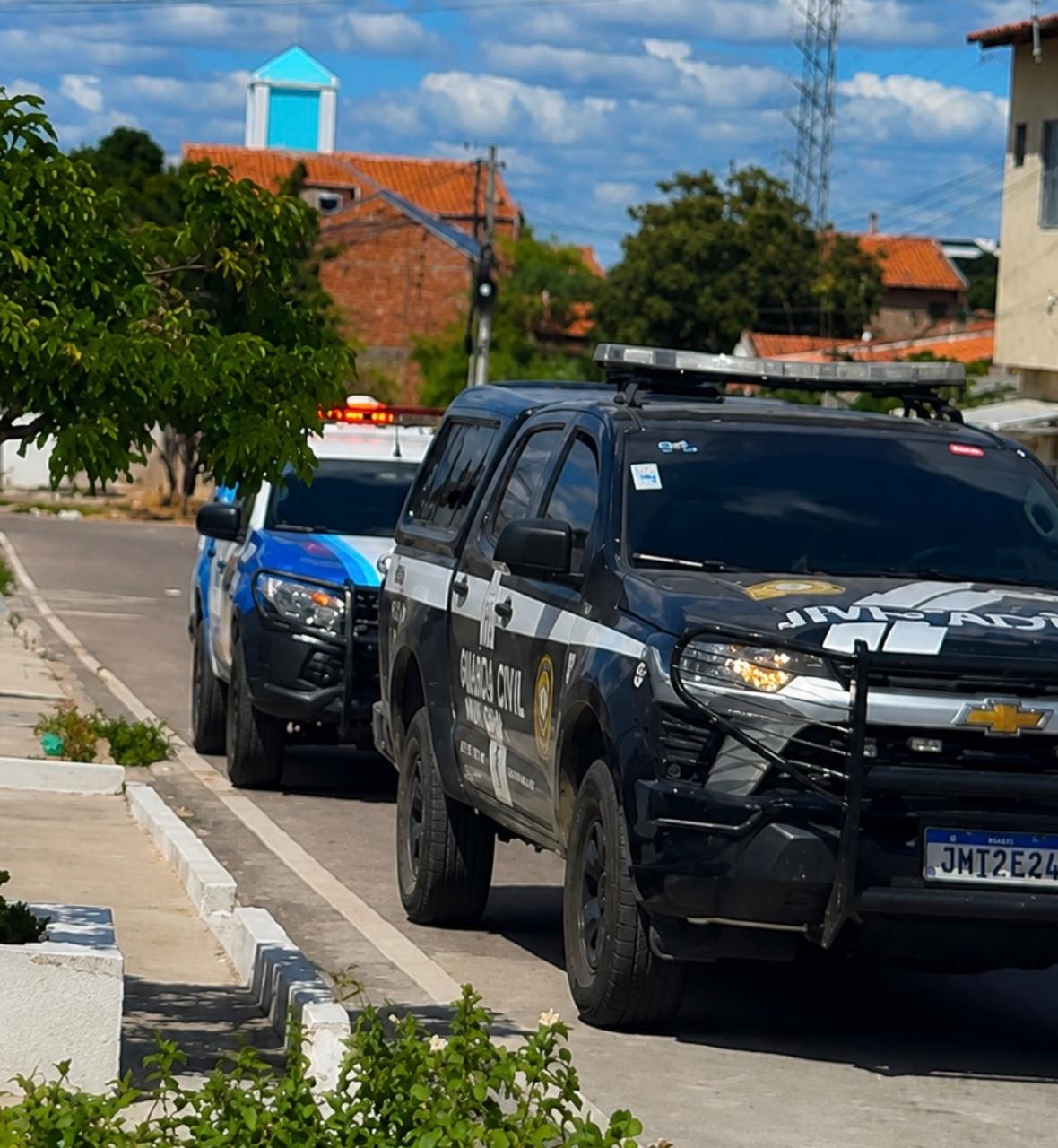 Guarda Municipal e Polícia Civil atuam em conjunto na condução de um homem até a CISP por ameaçar uma idosa, arremessando pedras contra sua residência em Delmiro Gouveia .
