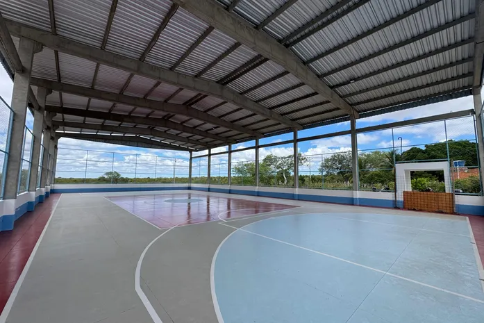 Obras das quadras poliesportivas em Caraíbas do Lino e Alto Bonito entram em fase de acabamento