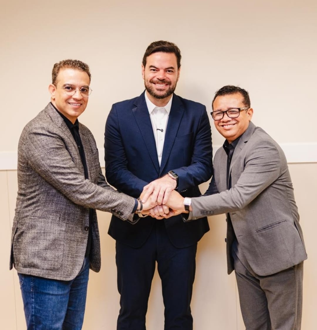 Chico Filho recebe apoio do bispo Alessandro Paschoall, da Igreja Universal de São Paulo