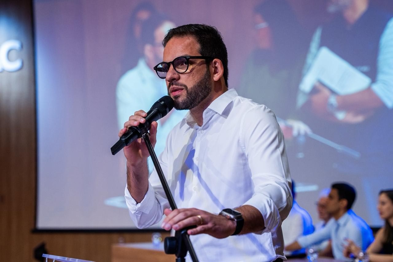 Vereador Chico Filho entrega título de cidadão a ex-secretário Luiz Rogério no dia 30 Homenagem aprovada na Câmara de Maceió reconhece ações de fortalecimento da educação pública municipal