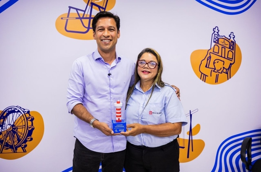 Prefeito Rodrigo Cunha homenageia motorista do Ônibus da Mulher pelo trabalho em Maceió Motorista atua no transporte coletivo há mais de 30 anos e integra a equipe do Ônibus da Mulher Maria Maia/Secom Maceió 29/10/2026 às 09:17