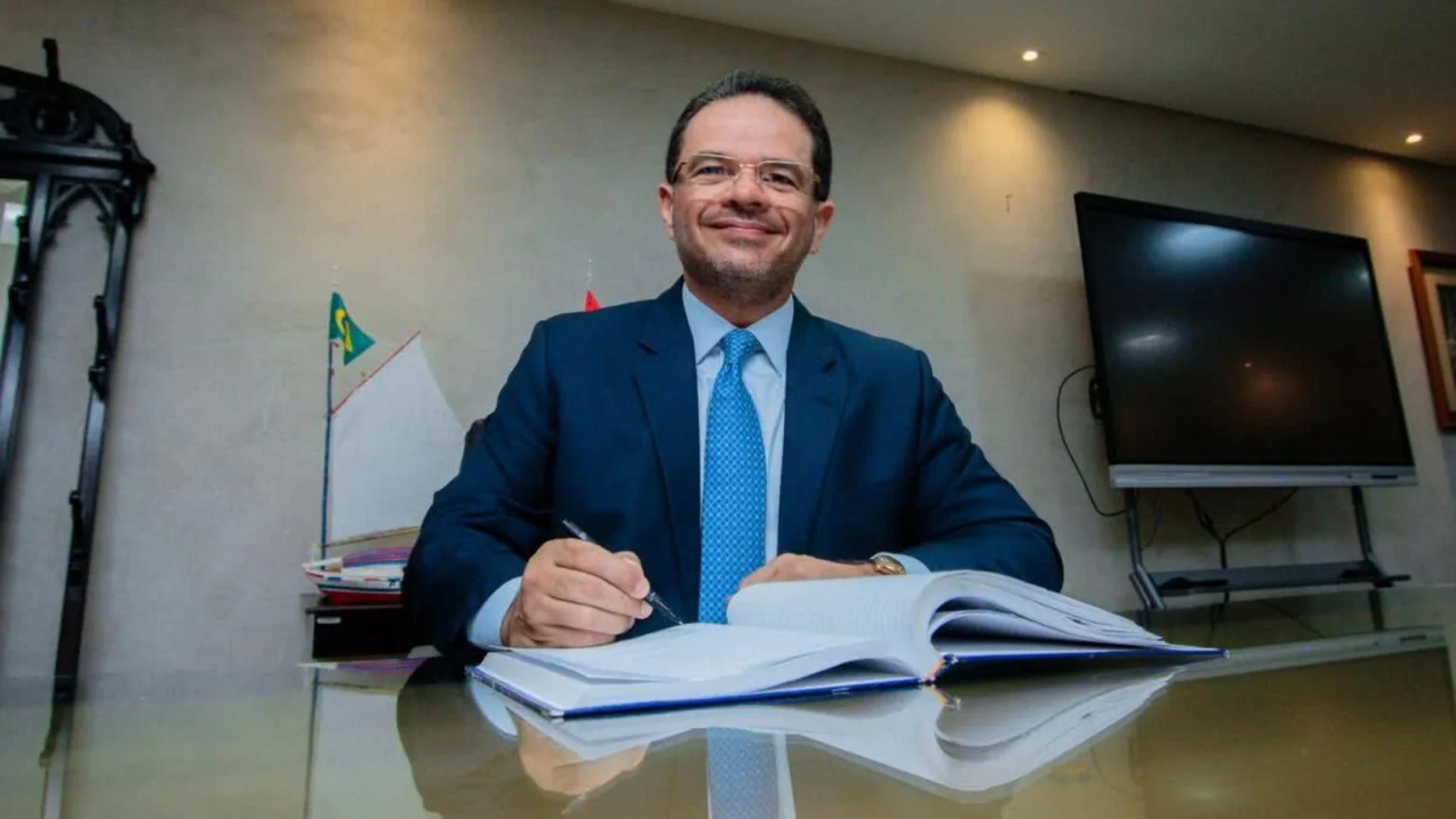 Governo de Alagoas transfere ponto facultativo do dia do Servidor para o dia 30